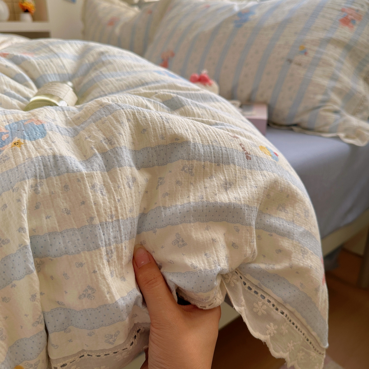91家纺网 家纺一手货源 找家纺 乐沐家纺 2025新款云感皱皱双层纱全棉镂空花边四件套 泡芙小象