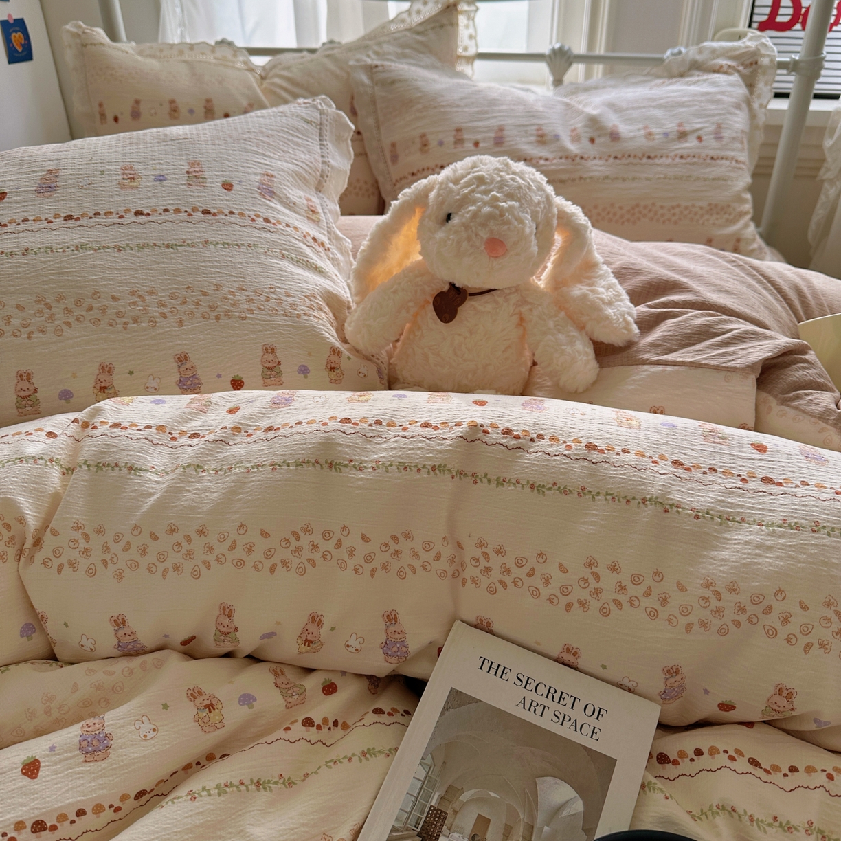 91家纺网 家纺一手货源 找家纺 乐沐家纺 2025新款云感皱皱双层纱全棉镂空花边四件套 草莓小兔