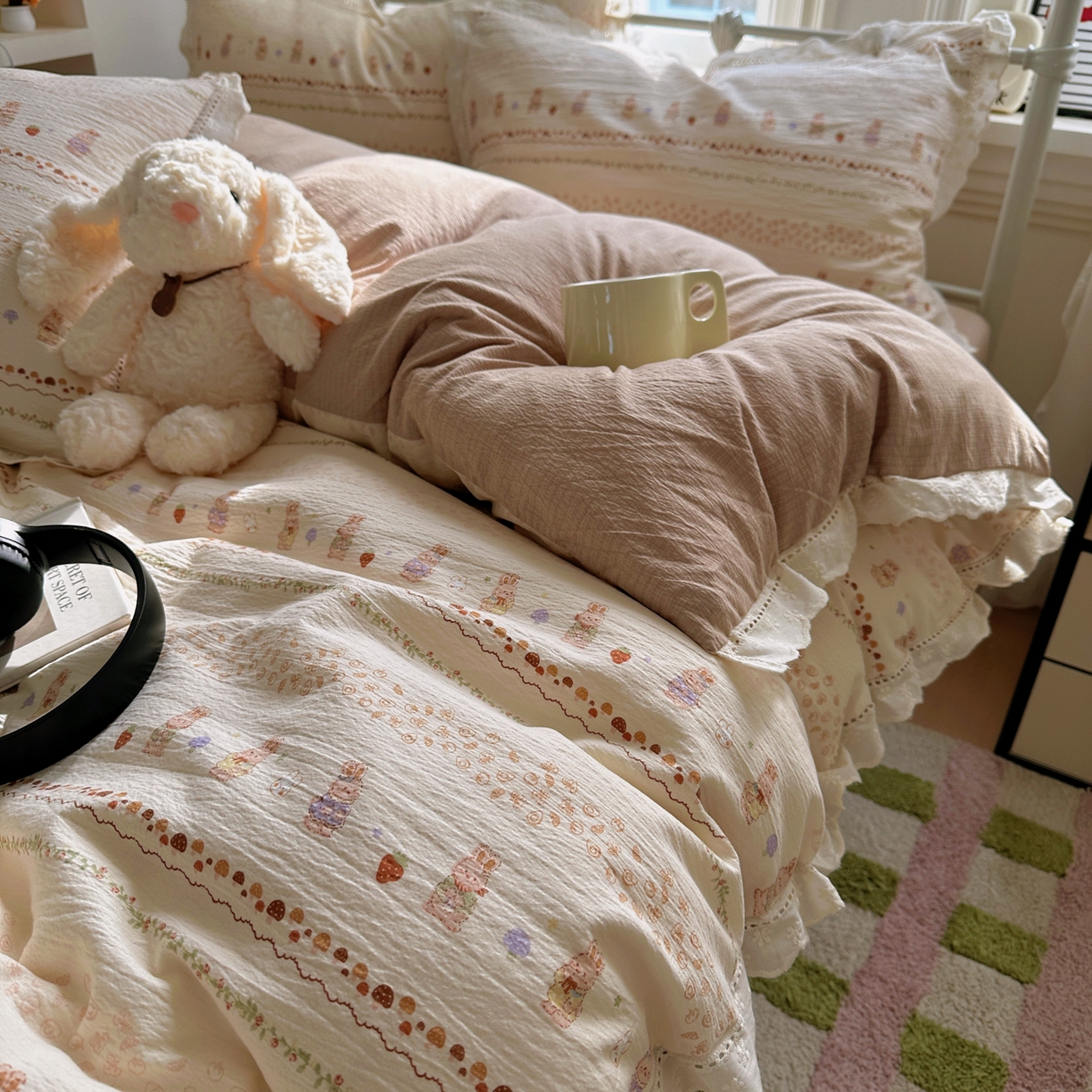 91家纺网 家纺一手货源 找家纺 乐沐家纺 2025新款云感皱皱双层纱全棉镂空花边四件套 草莓小兔