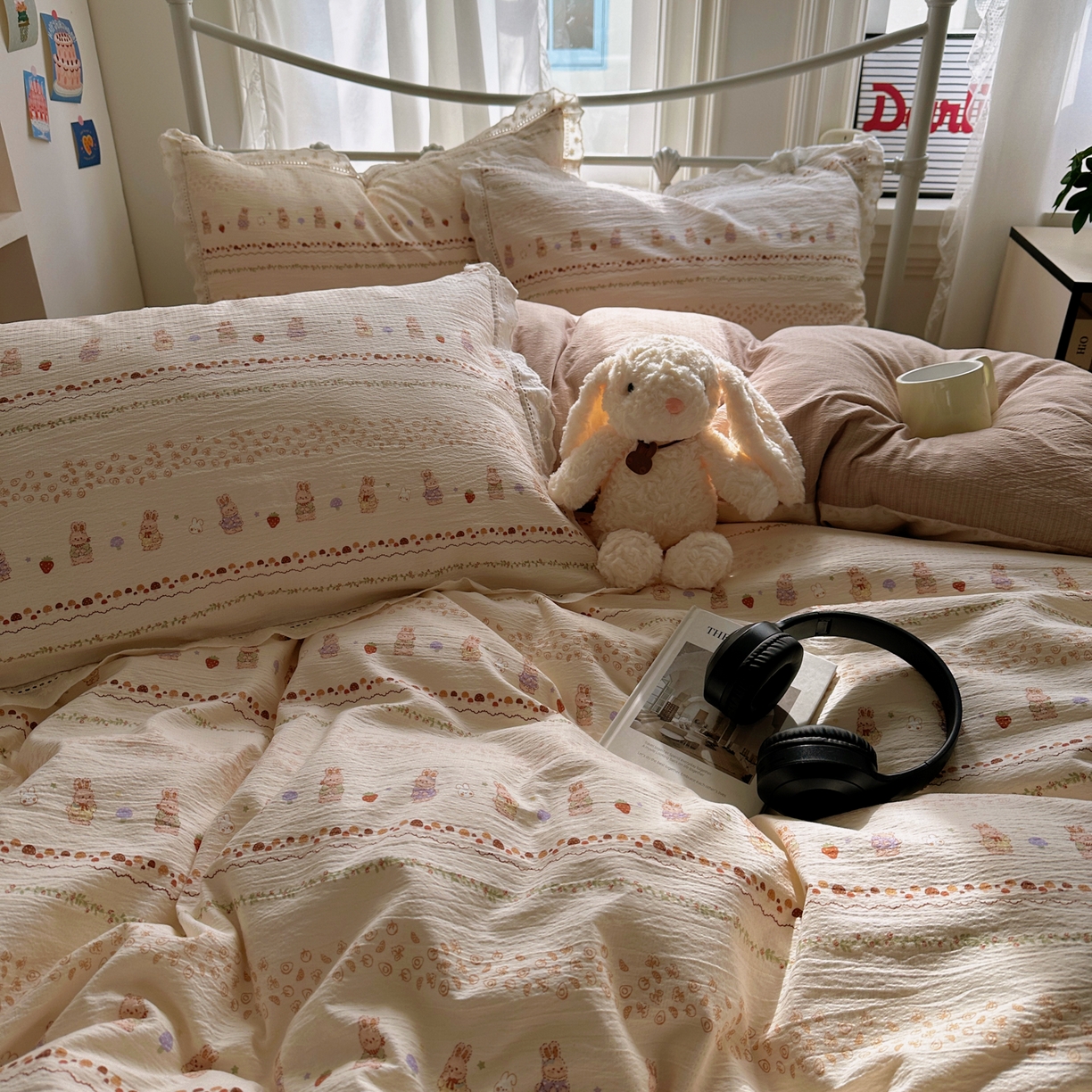 91家纺网 家纺一手货源 找家纺 乐沐家纺 2025新款云感皱皱双层纱全棉镂空花边四件套 草莓小兔