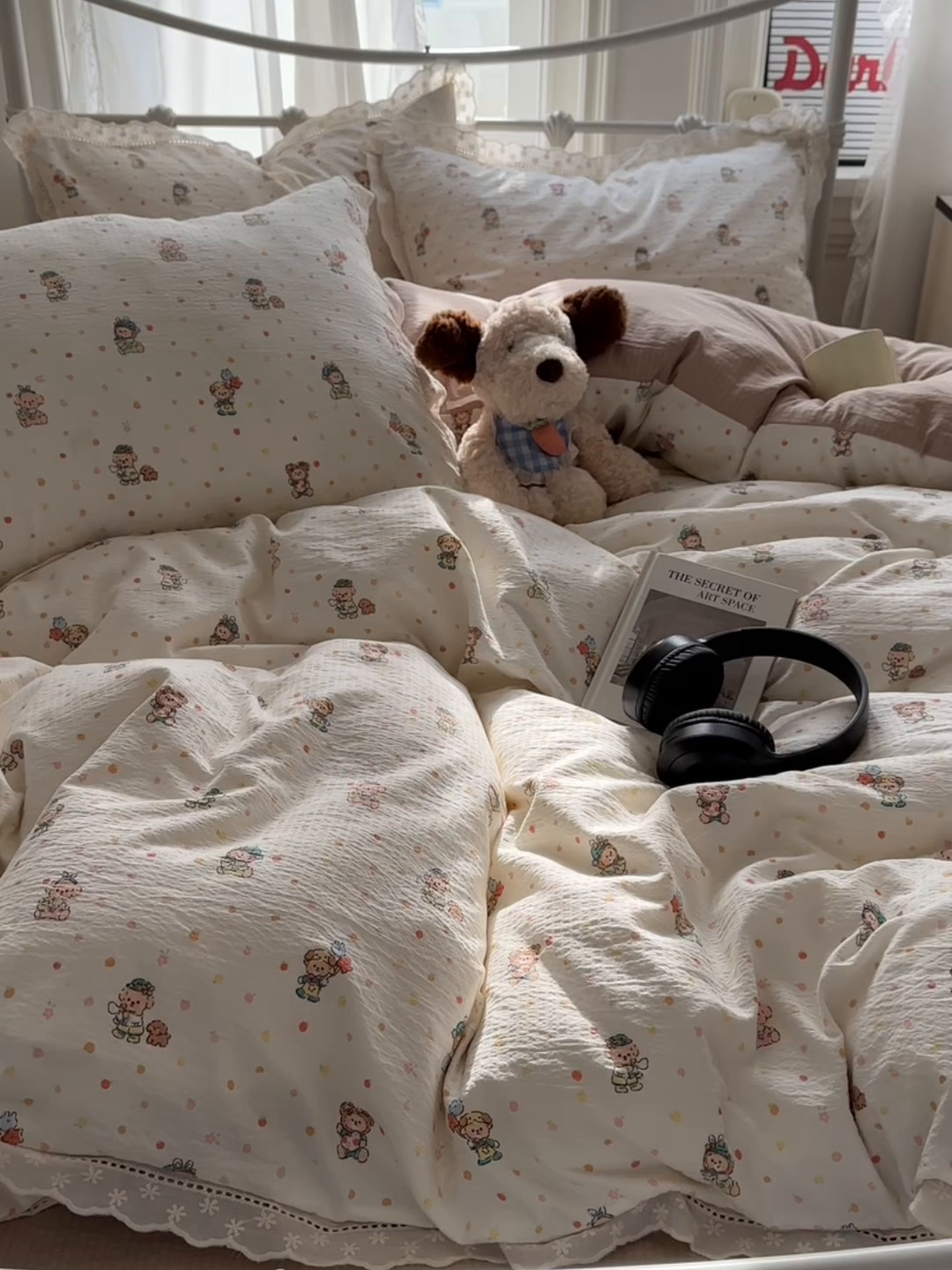 91家纺网 家纺一手货源 找家纺 乐沐家纺 2025新款云感皱皱双层纱全棉镂空花边四件套 甜梦狗狗