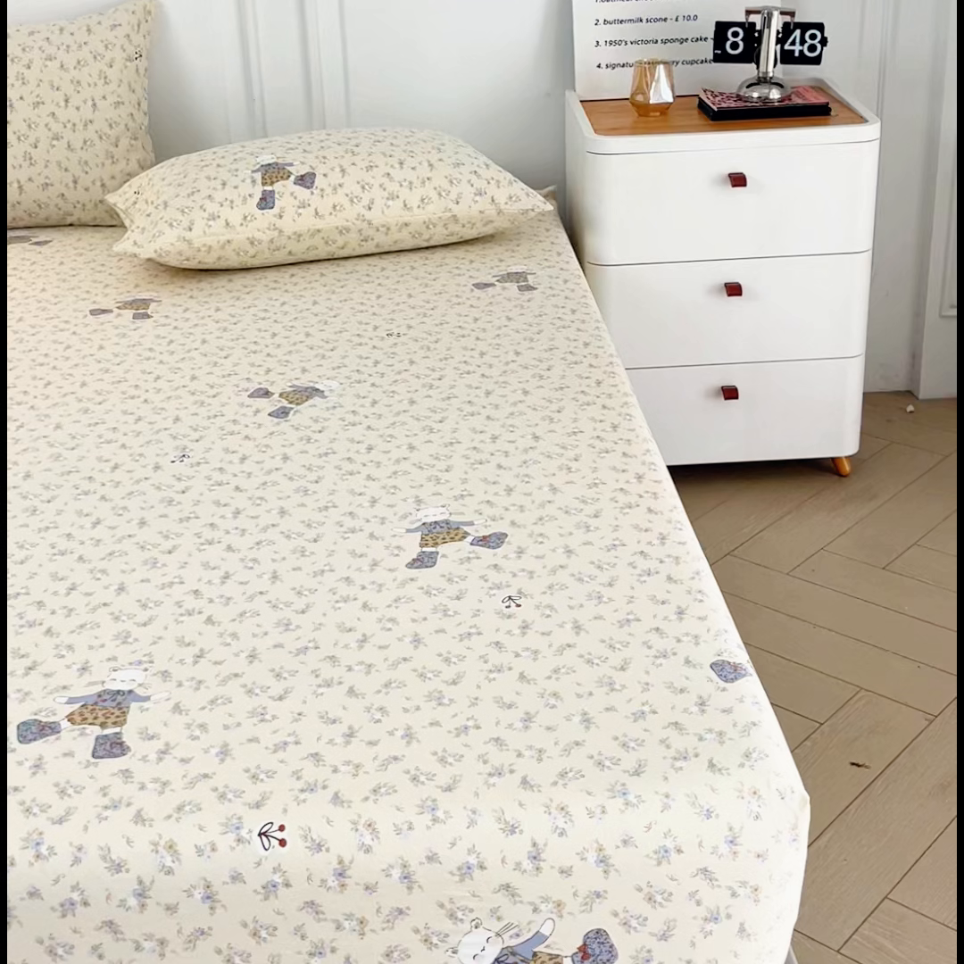 91家纺网 家纺一手货源 找家纺 斯卡诺家纺 2025新款秋冬爆款古法水洗棉单床笠床笠三件套枕套 花丛小熊-床笠