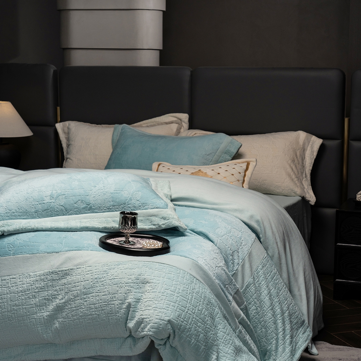 91家纺网 家纺一手货源 找家纺 （总）蓝梦 2025新款全消光雕花牛奶绒四件套-夕雾玫瑰