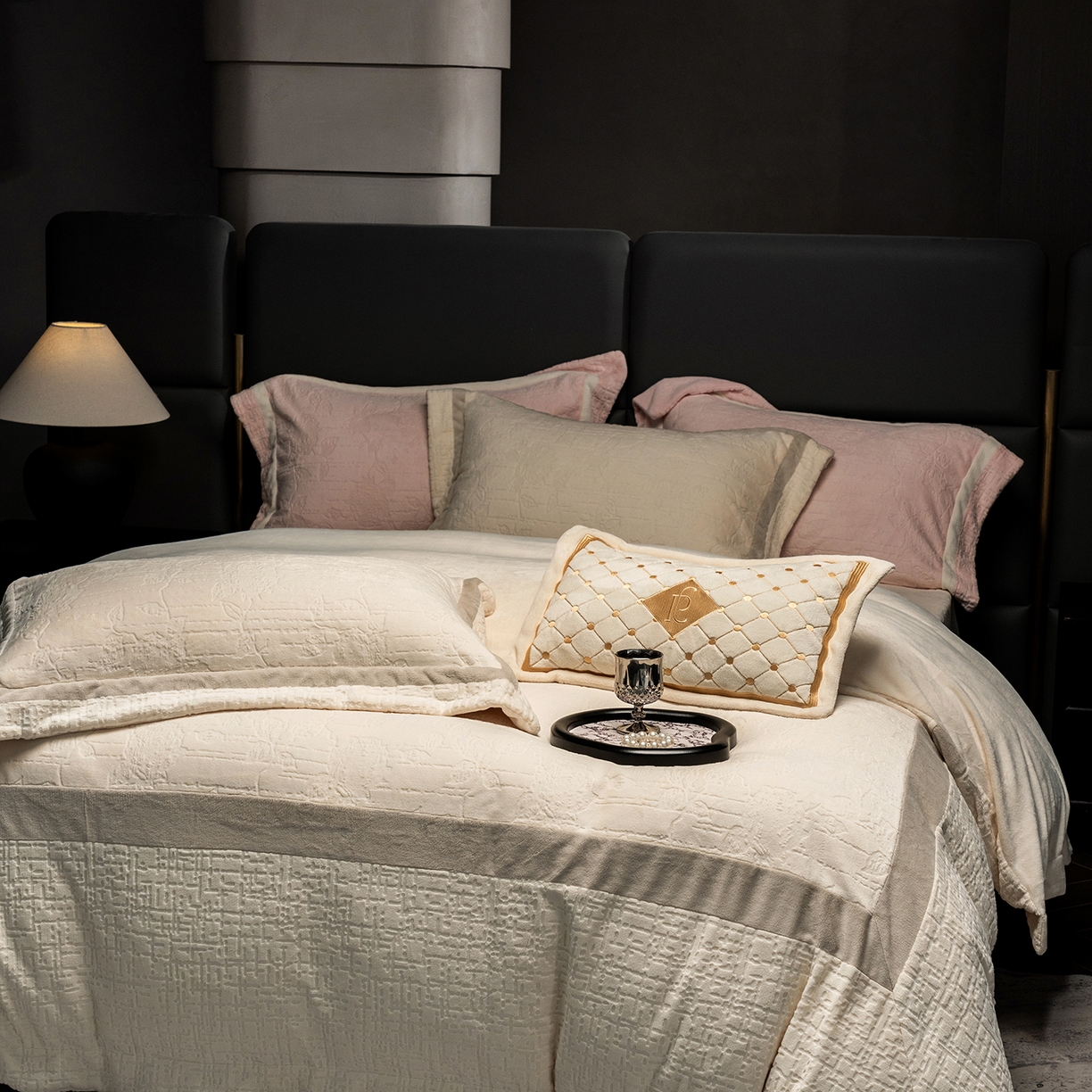 91家纺网 家纺一手货源 找家纺 （总）蓝梦 2025新款全消光雕花牛奶绒四件套-夕雾玫瑰