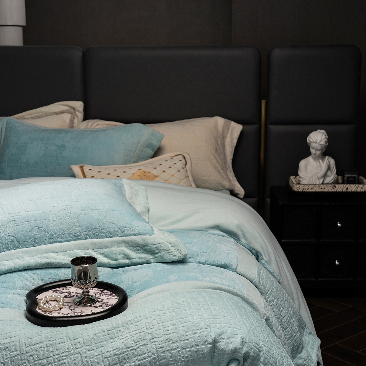 91家纺网 家纺一手货源 找家纺 （总）蓝梦 2025新款全消光雕花牛奶绒四件套-夕雾玫瑰