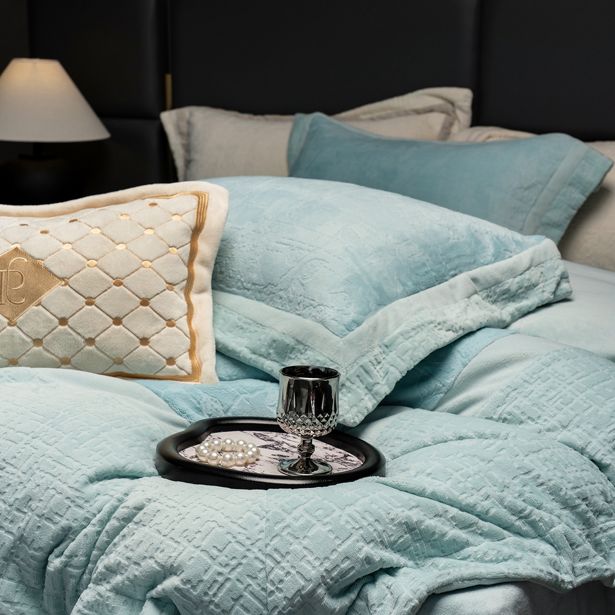 91家纺网 家纺一手货源 找家纺 （总）蓝梦 2025新款全消光雕花牛奶绒四件套-夕雾玫瑰