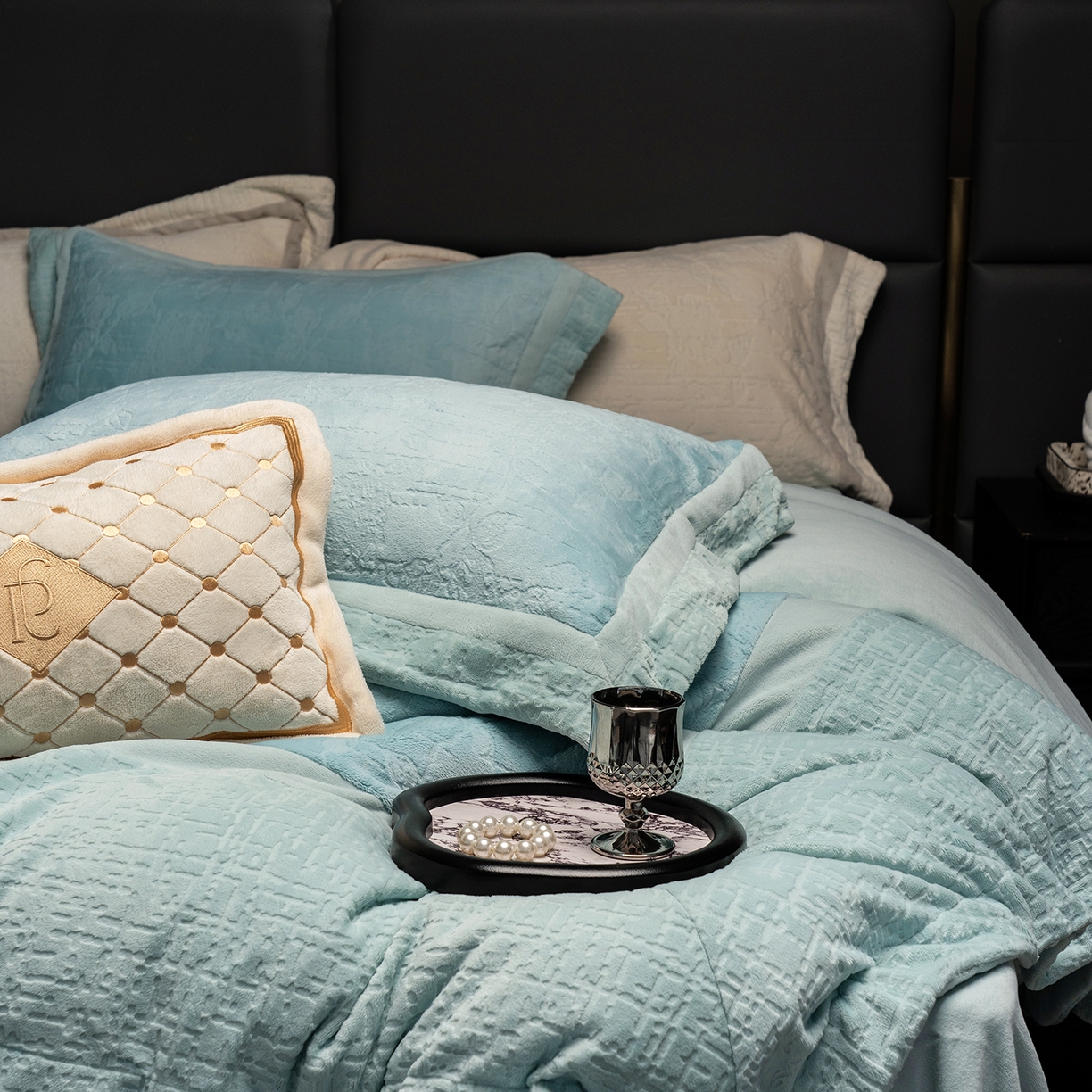 91家纺网 家纺一手货源 找家纺 （总）蓝梦 2025新款全消光雕花牛奶绒四件套-夕雾玫瑰