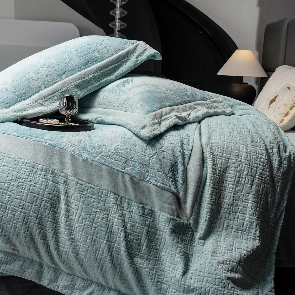 91家纺网 家纺一手货源 找家纺 （总）蓝梦 2025新款全消光雕花牛奶绒四件套-夕雾玫瑰