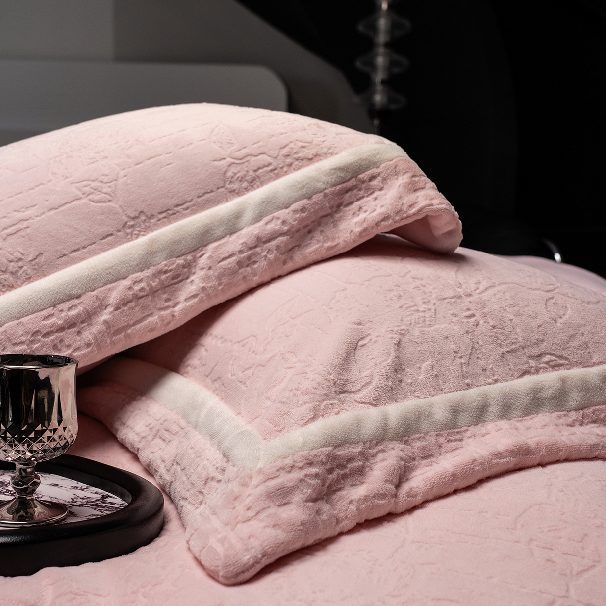 91家纺网 家纺一手货源 找家纺 蓝梦 2025新款全消光雕花牛奶绒四件套-夕雾玫瑰 豆蔻粉