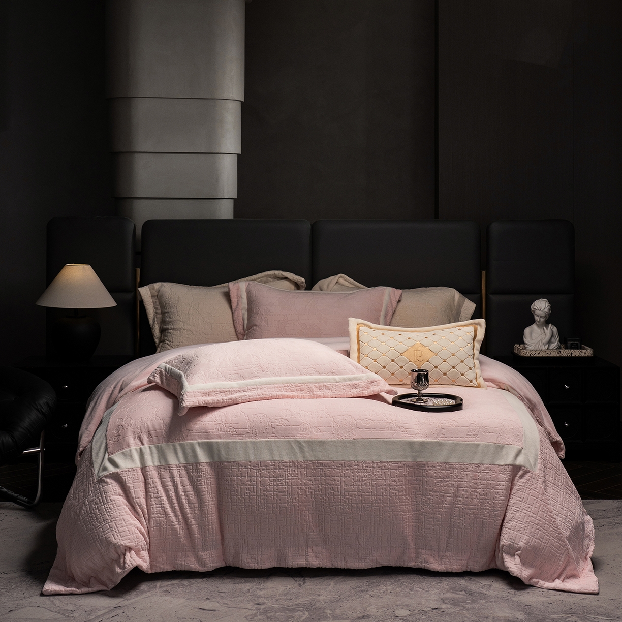 91家纺网 家纺一手货源 找家纺 蓝梦 2025新款全消光雕花牛奶绒四件套-夕雾玫瑰 豆蔻粉