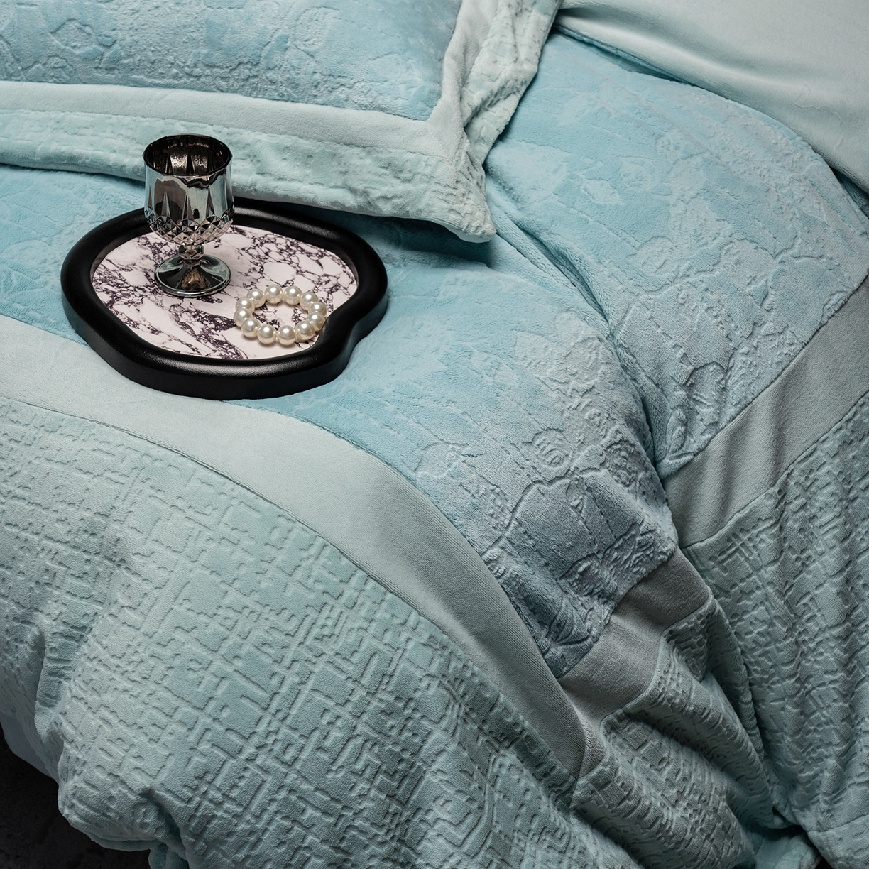 91家纺网 家纺一手货源 找家纺 （总）蓝梦 2025新款全消光雕花牛奶绒四件套-夕雾玫瑰