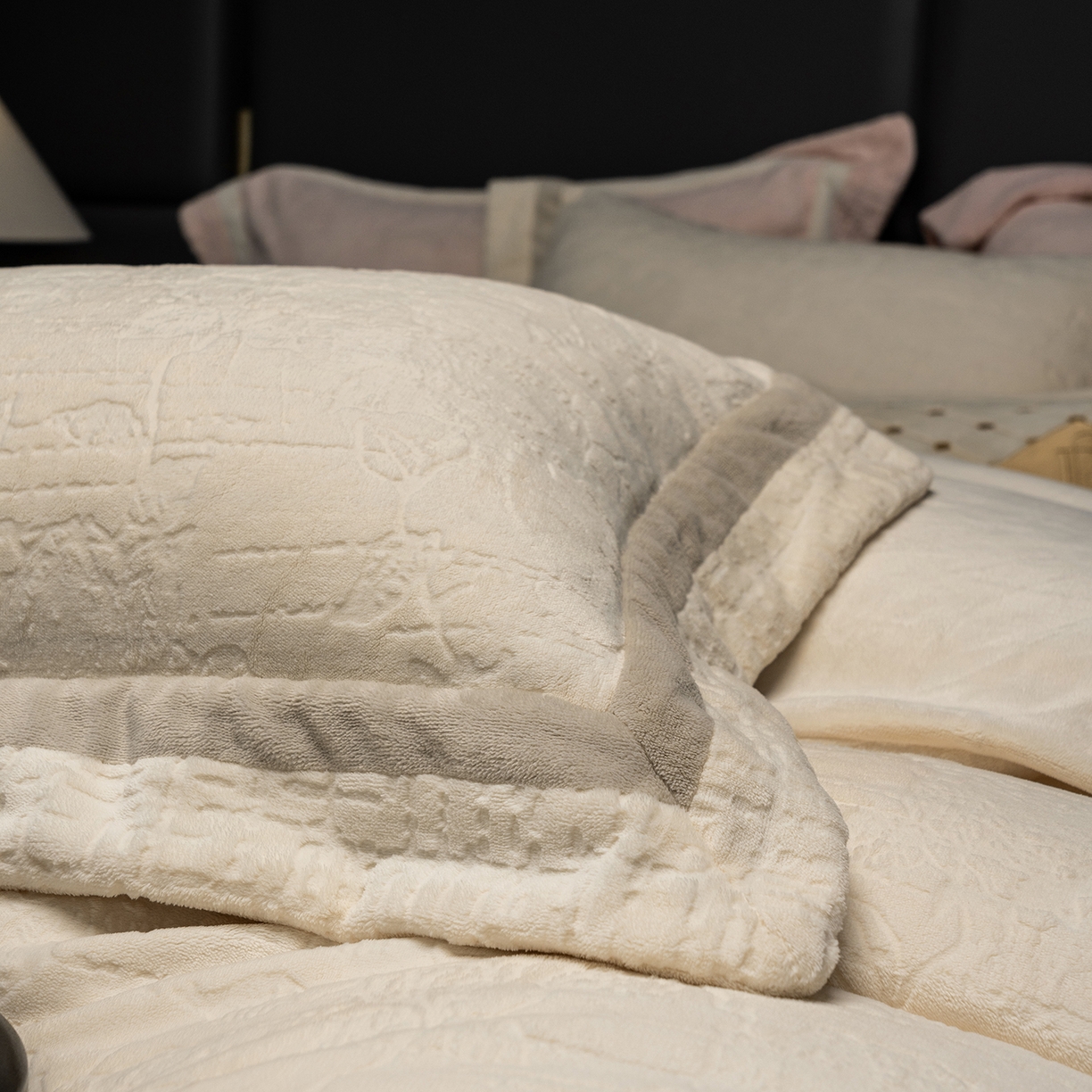 91家纺网 家纺一手货源 找家纺 蓝梦 2025新款全消光雕花牛奶绒四件套-夕雾玫瑰 奶白