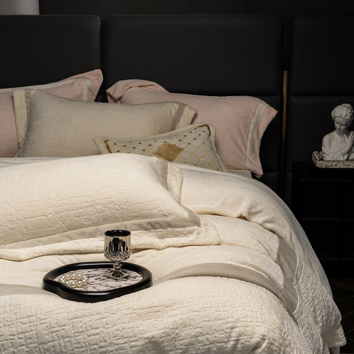 91家纺网 家纺一手货源 找家纺 蓝梦 2025新款全消光雕花牛奶绒四件套-夕雾玫瑰 奶白