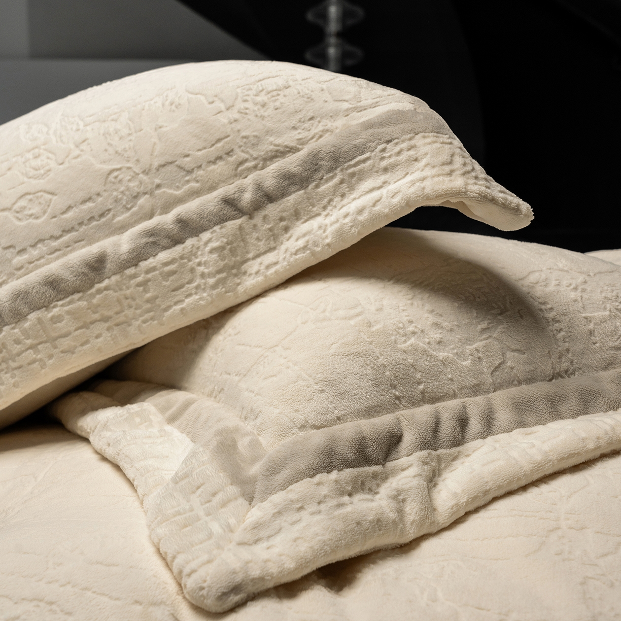 91家纺网 家纺一手货源 找家纺 蓝梦 2025新款全消光雕花牛奶绒四件套-夕雾玫瑰 奶白