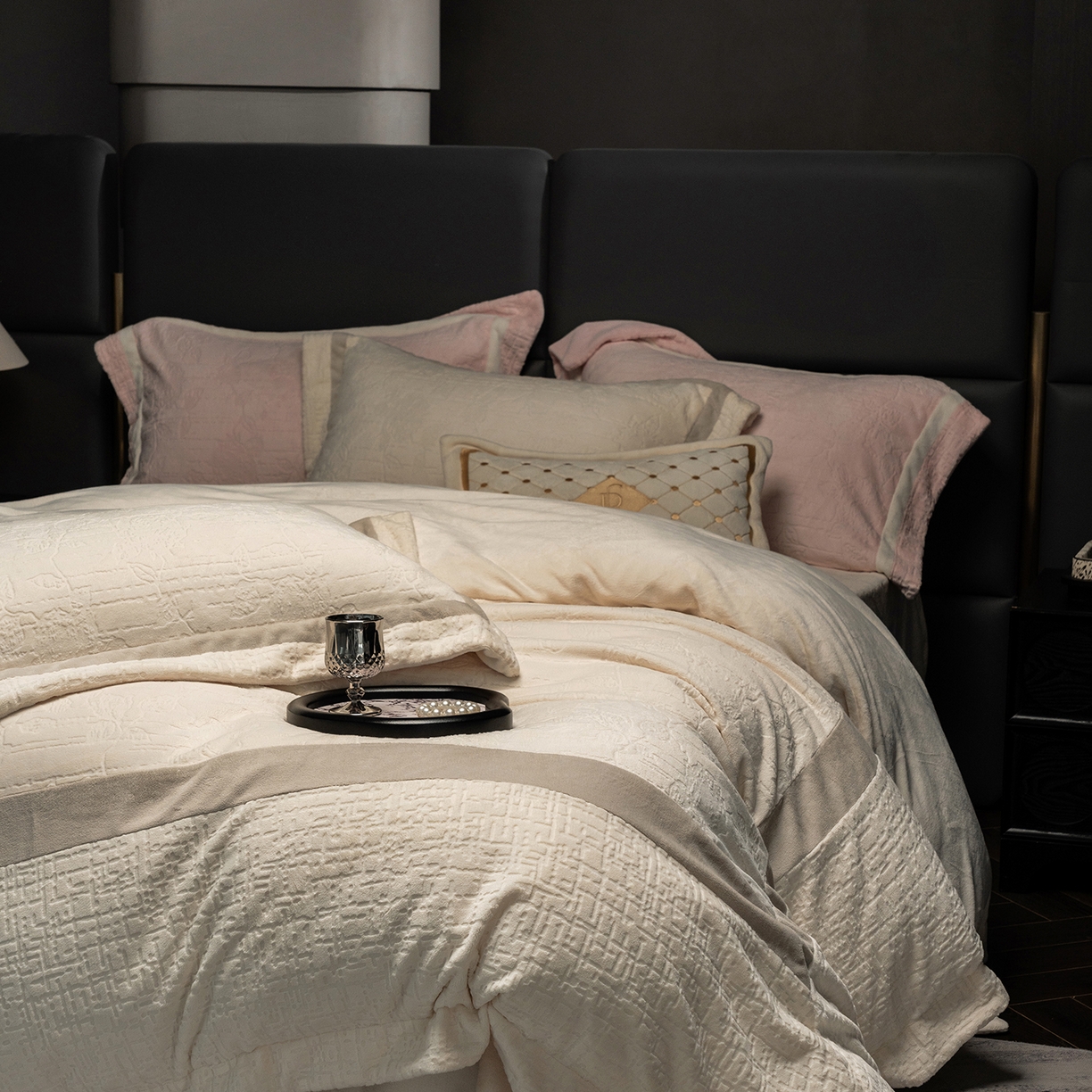 91家纺网 家纺一手货源 找家纺 蓝梦 2025新款全消光雕花牛奶绒四件套-夕雾玫瑰 奶白