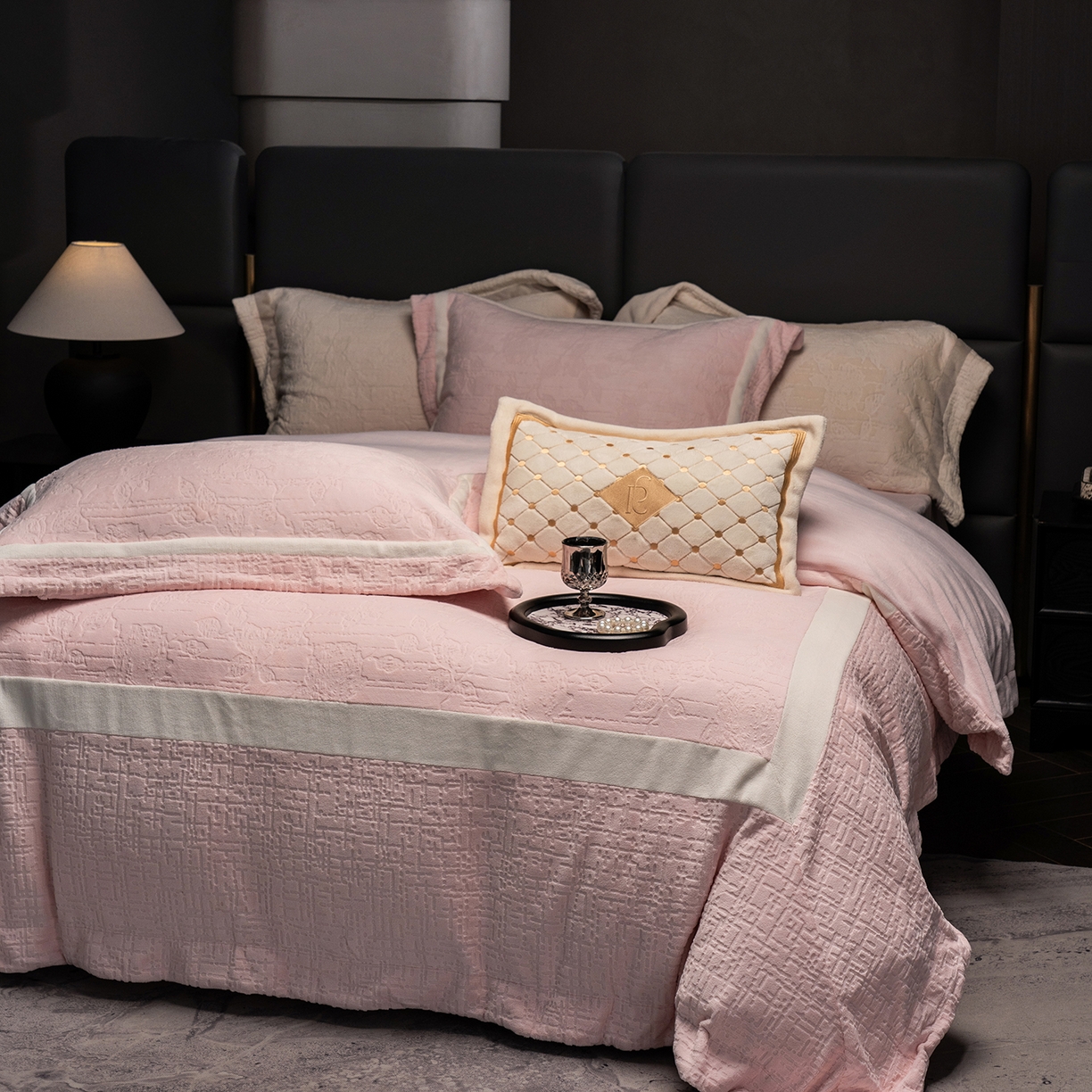 蓝梦 2025新款全消光雕花牛奶绒四件套-夕雾玫瑰 豆蔻粉