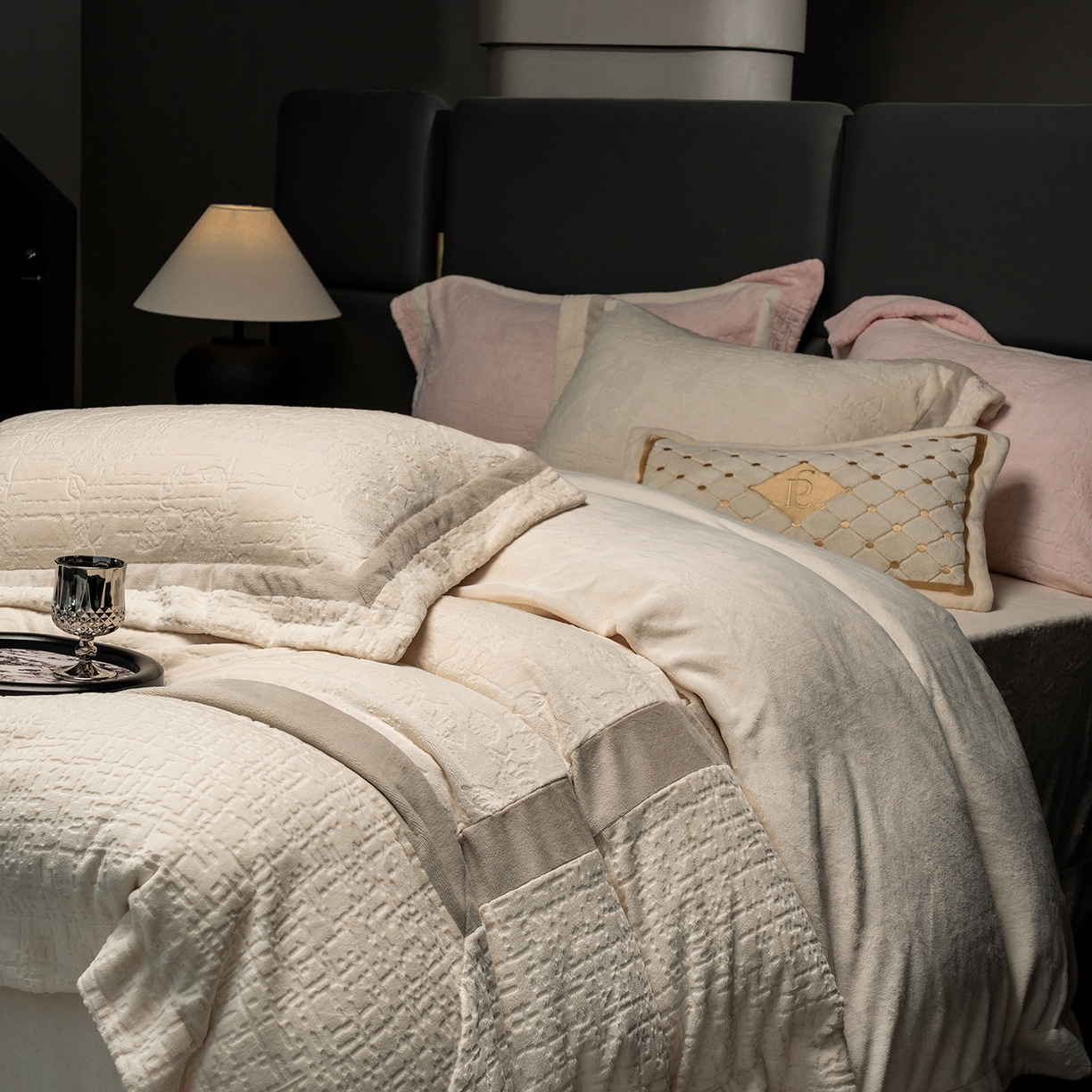 91家纺网 家纺一手货源 找家纺 蓝梦 2025新款全消光雕花牛奶绒四件套-夕雾玫瑰 奶白