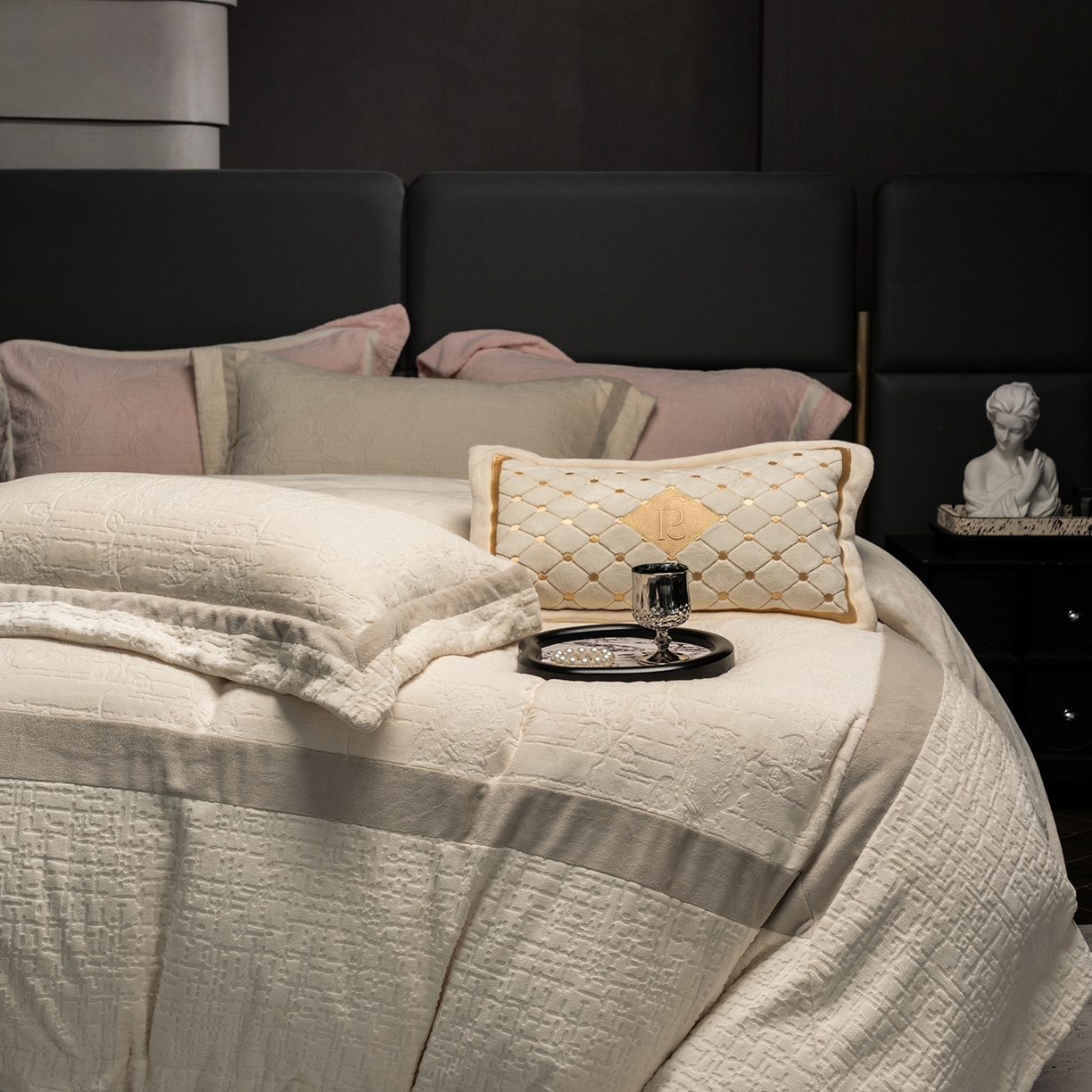 91家纺网 家纺一手货源 找家纺 蓝梦 2025新款全消光雕花牛奶绒四件套-夕雾玫瑰 奶白