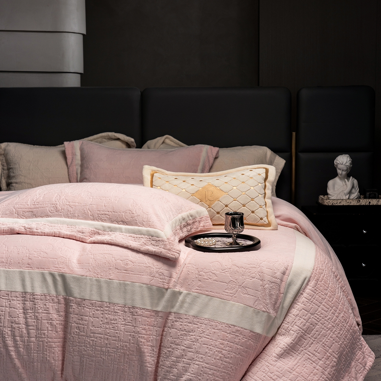 91家纺网 家纺一手货源 找家纺 蓝梦 2025新款全消光雕花牛奶绒四件套-夕雾玫瑰 豆蔻粉