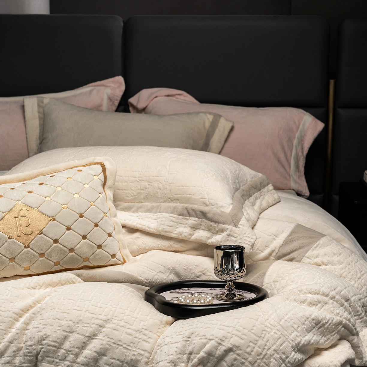 91家纺网 家纺一手货源 找家纺 蓝梦 2025新款全消光雕花牛奶绒四件套-夕雾玫瑰 奶白