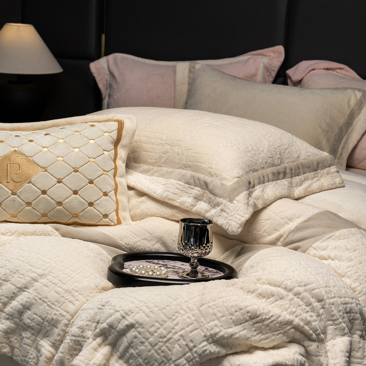 91家纺网 家纺一手货源 找家纺 蓝梦 2025新款全消光雕花牛奶绒四件套-夕雾玫瑰 奶白