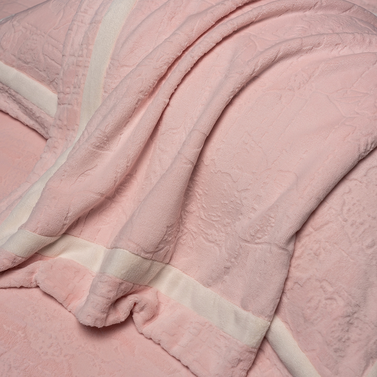 91家纺网 家纺一手货源 找家纺 蓝梦 2025新款全消光雕花牛奶绒四件套-夕雾玫瑰 豆蔻粉