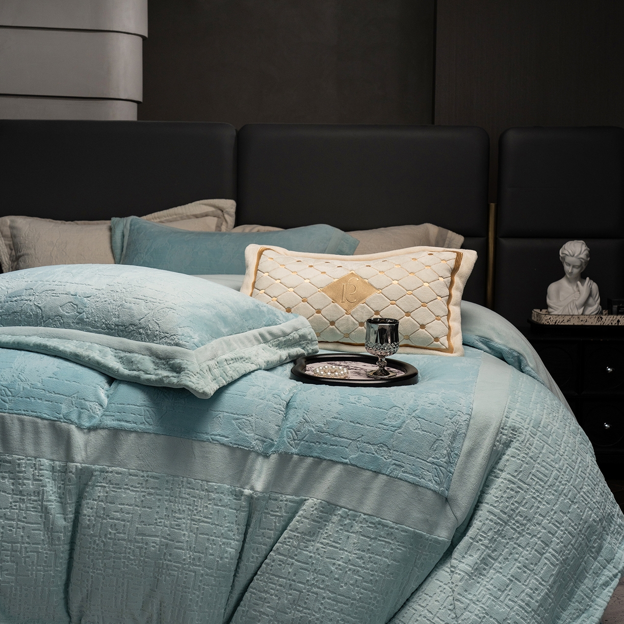 91家纺网 家纺一手货源 找家纺 蓝梦 2025新款全消光雕花牛奶绒四件套-夕雾玫瑰 梵星蓝