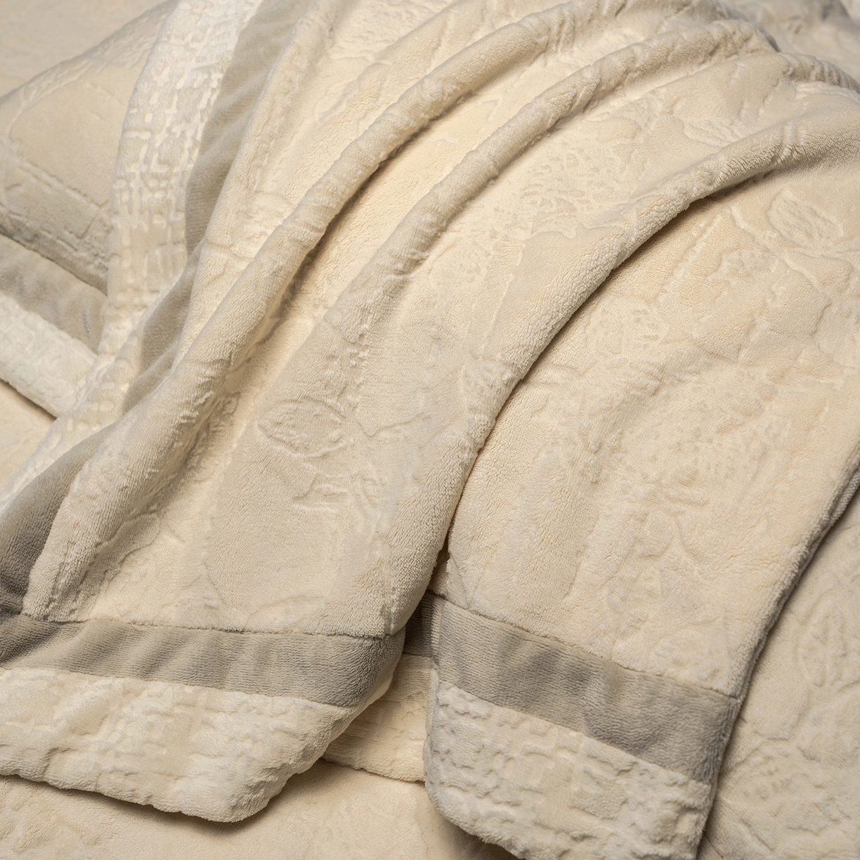 91家纺网 家纺一手货源 找家纺 蓝梦 2025新款全消光雕花牛奶绒四件套-夕雾玫瑰 奶白