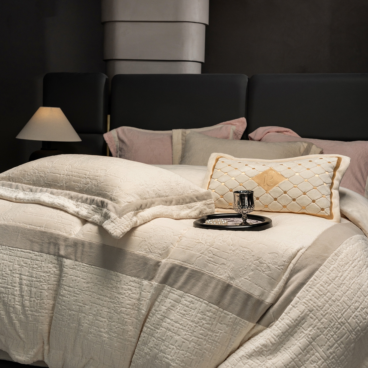 91家纺网 家纺一手货源 找家纺 蓝梦 2025新款全消光雕花牛奶绒四件套-夕雾玫瑰 奶白