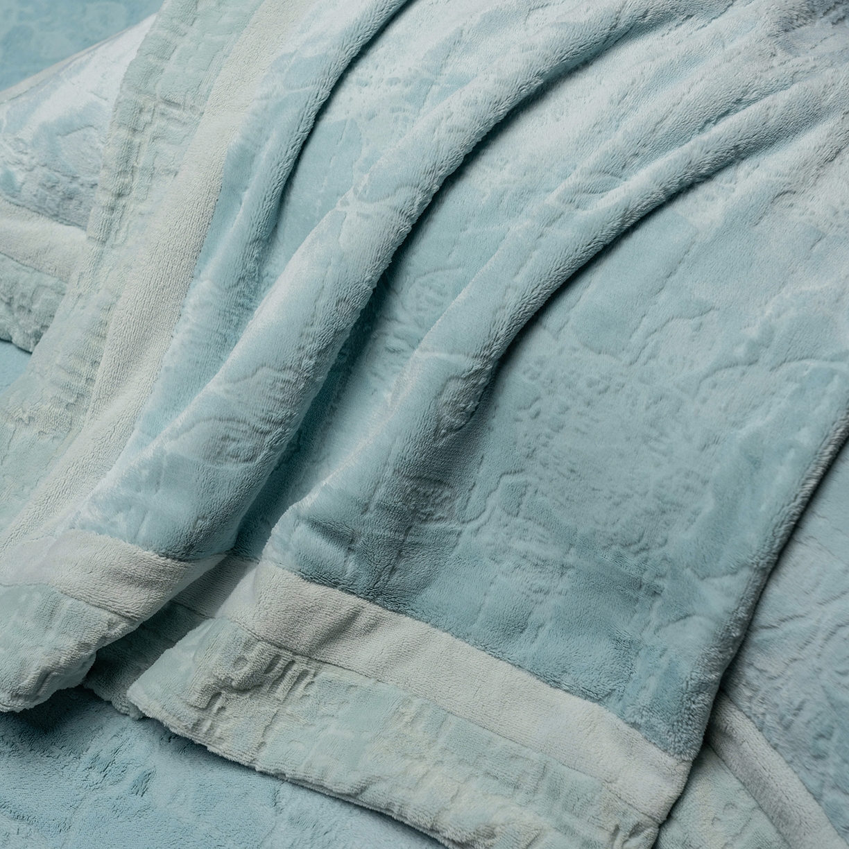 91家纺网 家纺一手货源 找家纺 蓝梦 2025新款全消光雕花牛奶绒四件套-夕雾玫瑰 梵星蓝