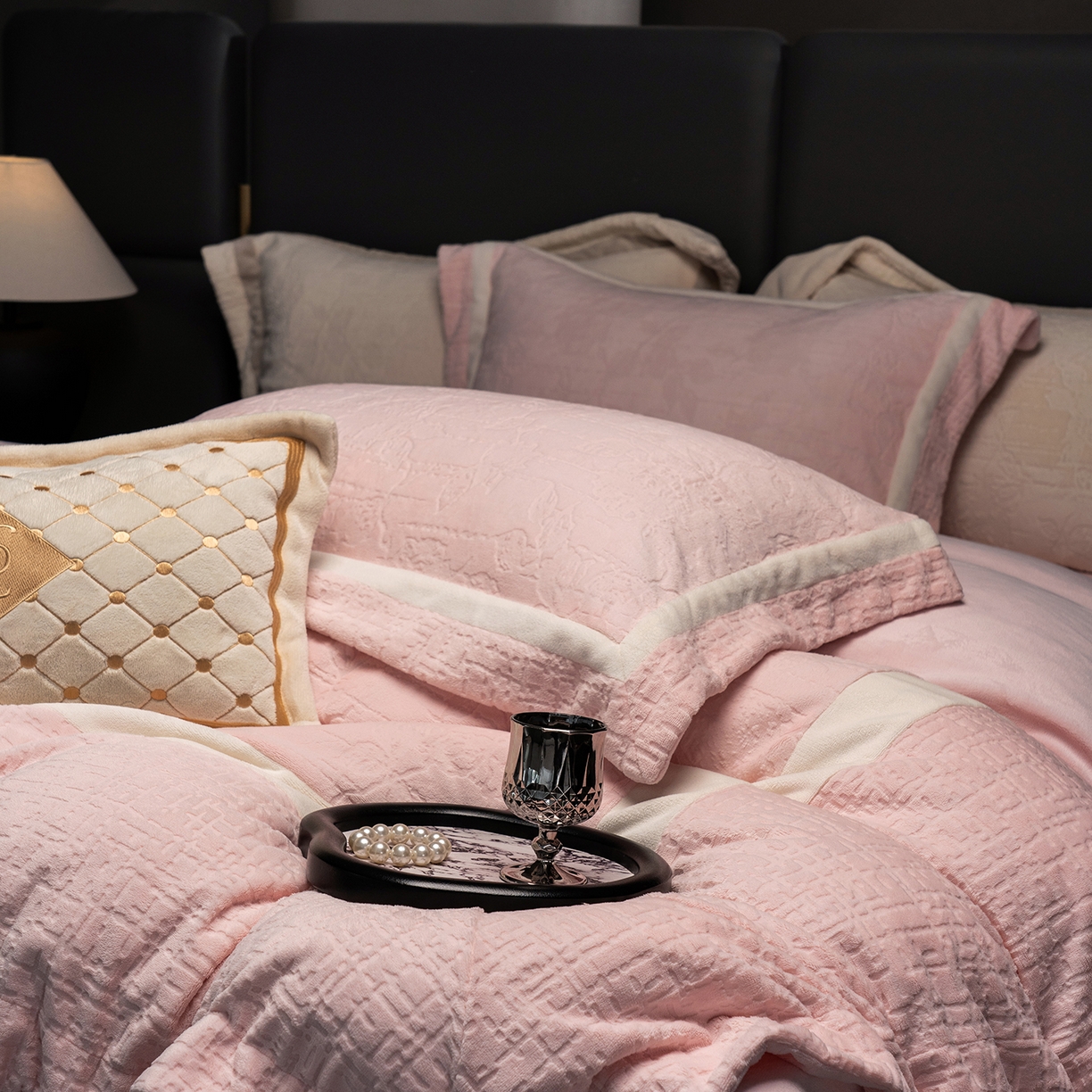 91家纺网 家纺一手货源 找家纺 蓝梦 2025新款全消光雕花牛奶绒四件套-夕雾玫瑰 豆蔻粉