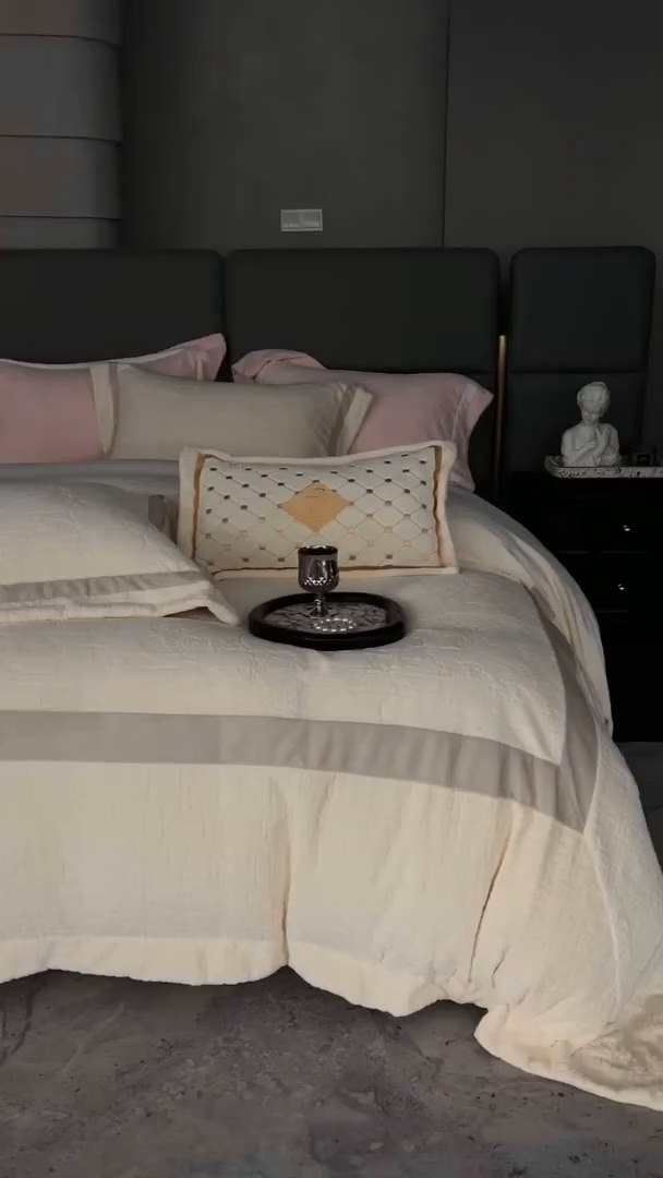 91家纺网 家纺一手货源 找家纺 蓝梦 2025新款全消光雕花牛奶绒四件套-夕雾玫瑰 奶白