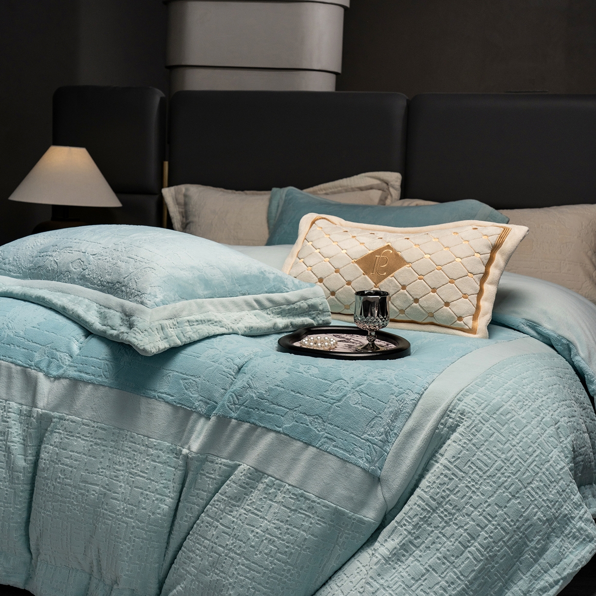 91家纺网 家纺一手货源 找家纺 （总）蓝梦 2025新款全消光雕花牛奶绒四件套-夕雾玫瑰