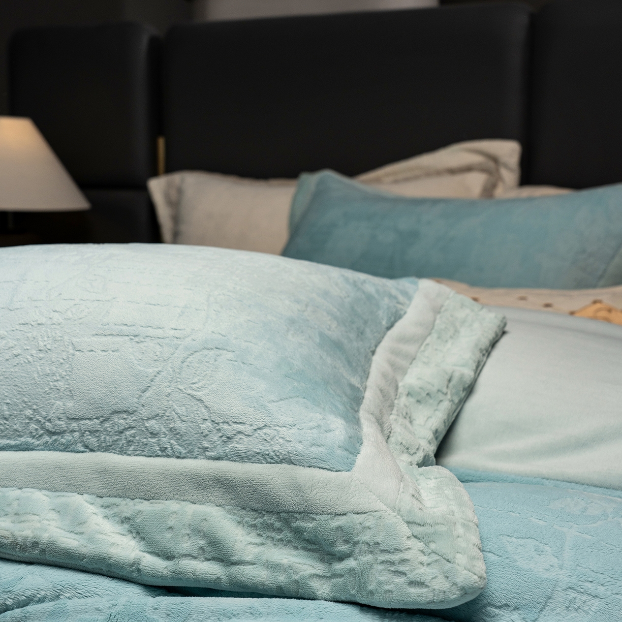 91家纺网 家纺一手货源 找家纺 蓝梦 2025新款全消光雕花牛奶绒四件套-夕雾玫瑰 梵星蓝