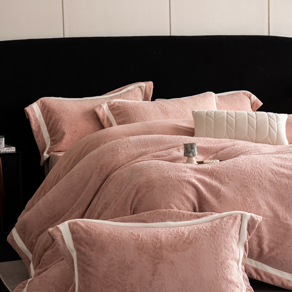 91家纺网 家纺一手货源 找家纺 （总）蓝梦 2025新款全消光雕花牛奶绒系列-唛叶