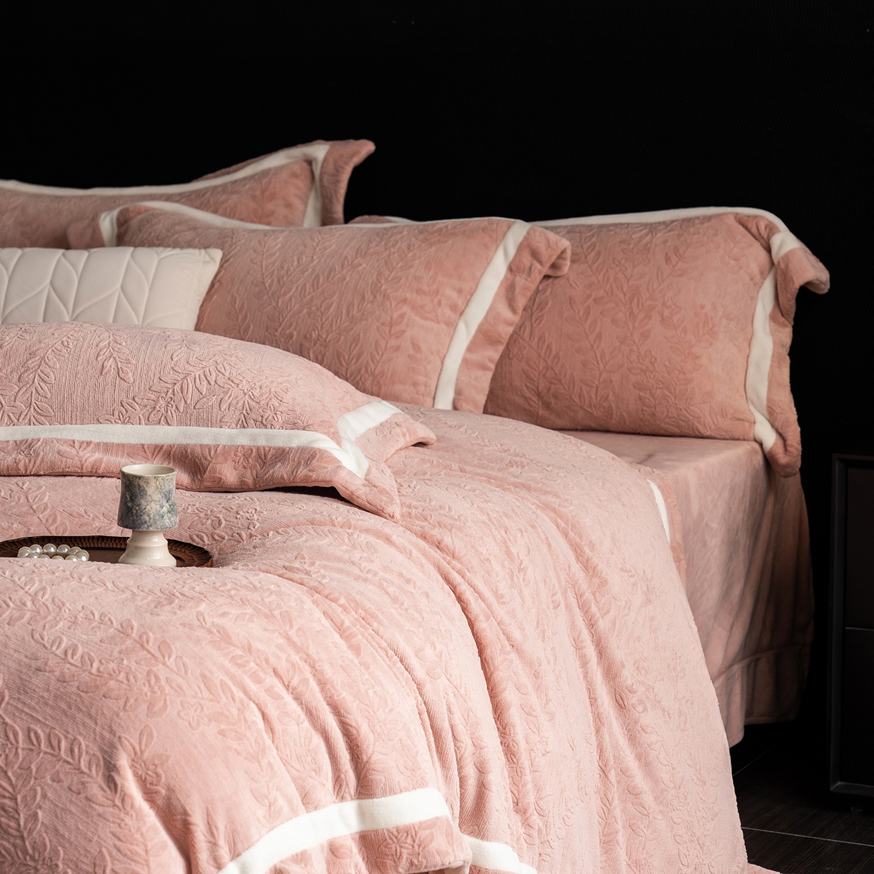 91家纺网 家纺一手货源 找家纺 （总）蓝梦 2025新款全消光雕花牛奶绒系列-唛叶