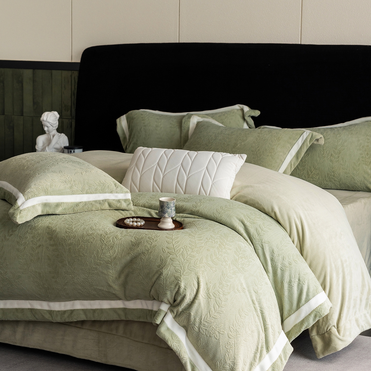 91家纺网 家纺一手货源 找家纺 蓝梦 2025新款全消光雕花牛奶绒系列-唛叶 浅灰绿