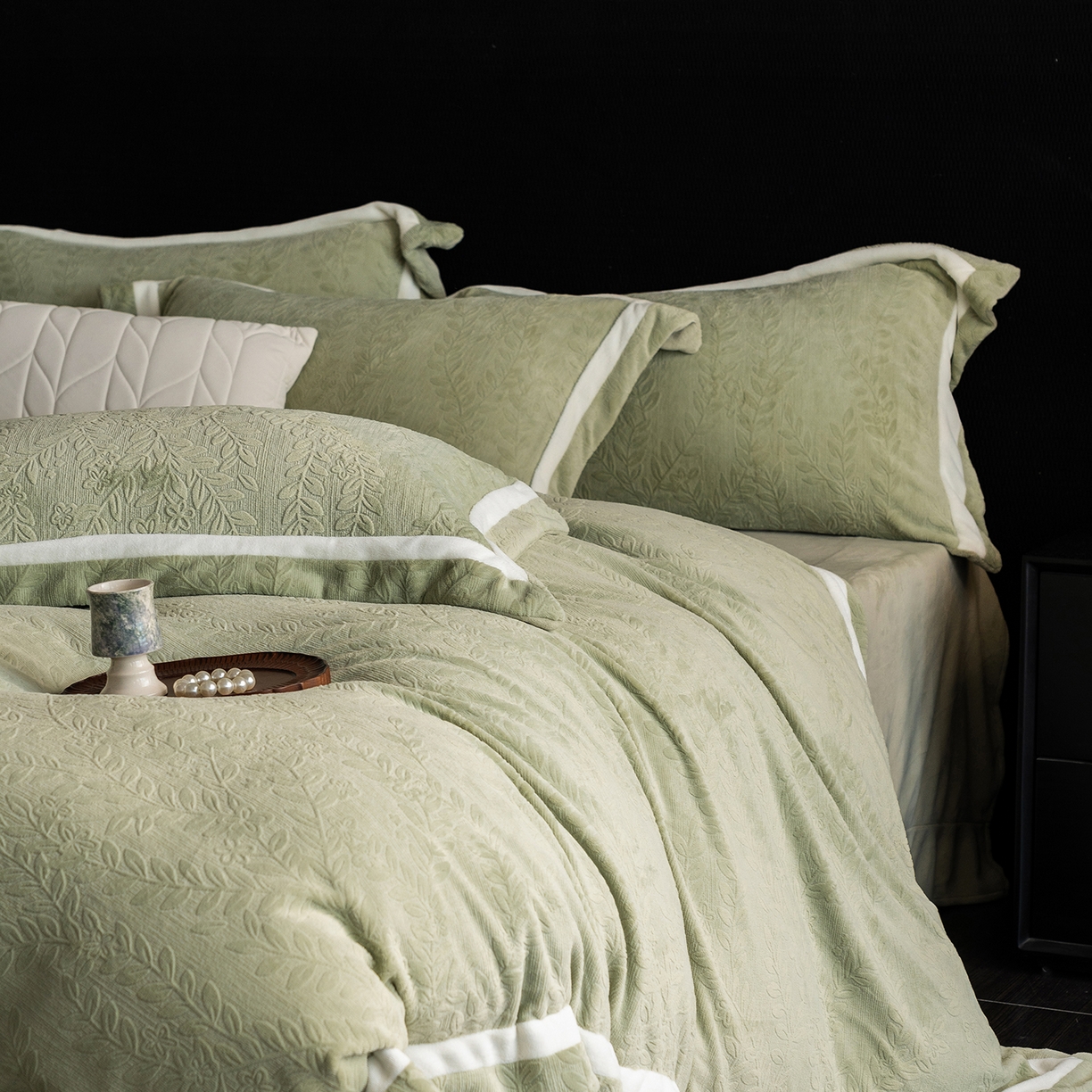 91家纺网 家纺一手货源 找家纺 蓝梦 2025新款全消光雕花牛奶绒系列-唛叶 浅灰绿