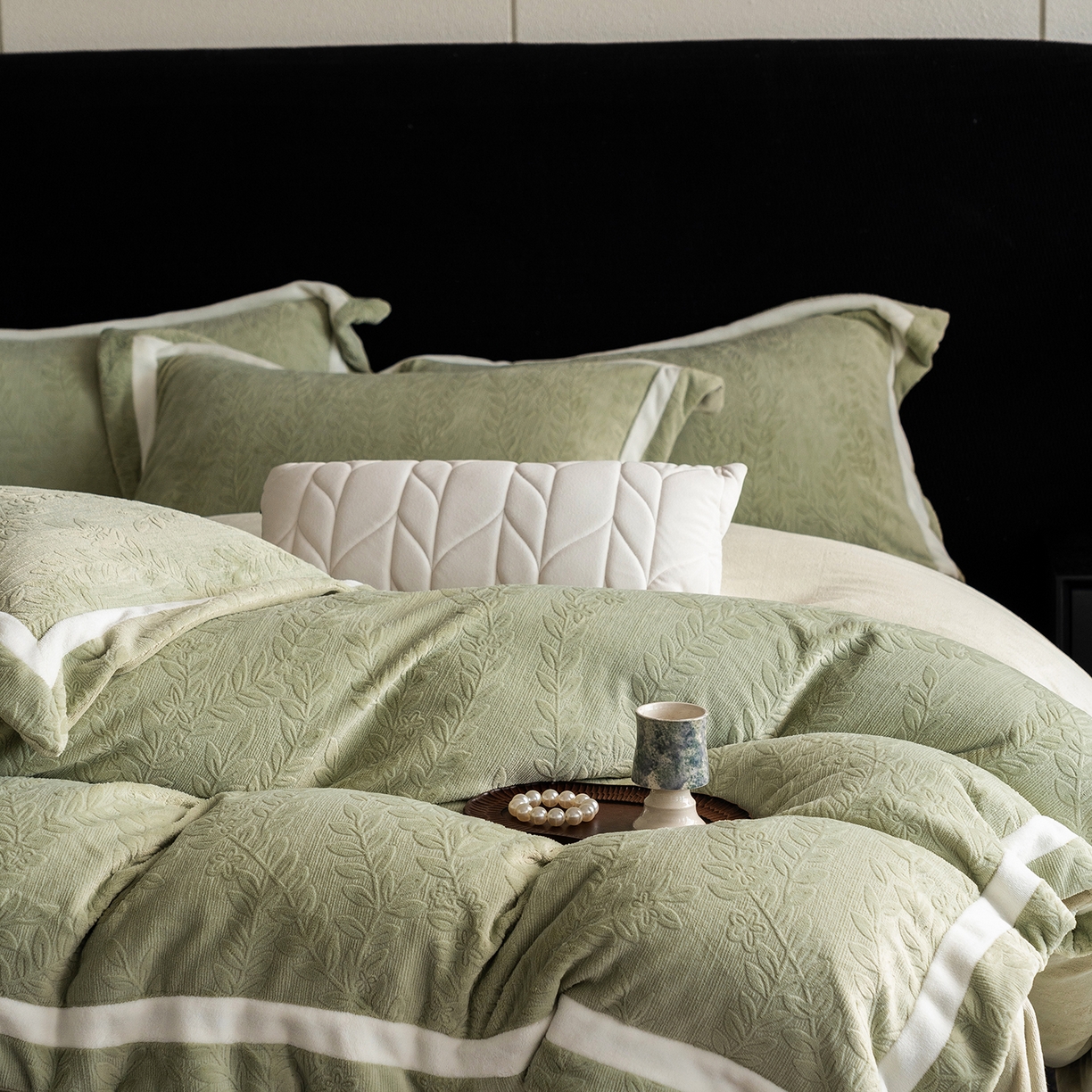 91家纺网 家纺一手货源 找家纺 蓝梦 2025新款全消光雕花牛奶绒系列-唛叶 浅灰绿