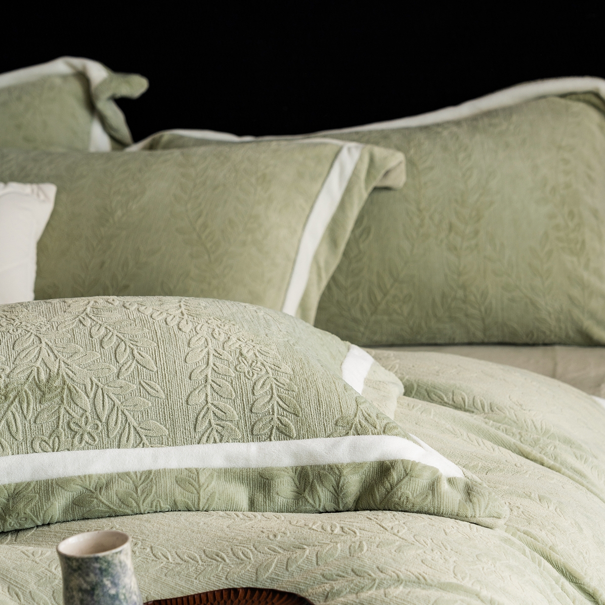 91家纺网 家纺一手货源 找家纺 蓝梦 2025新款全消光雕花牛奶绒系列-唛叶 浅灰绿