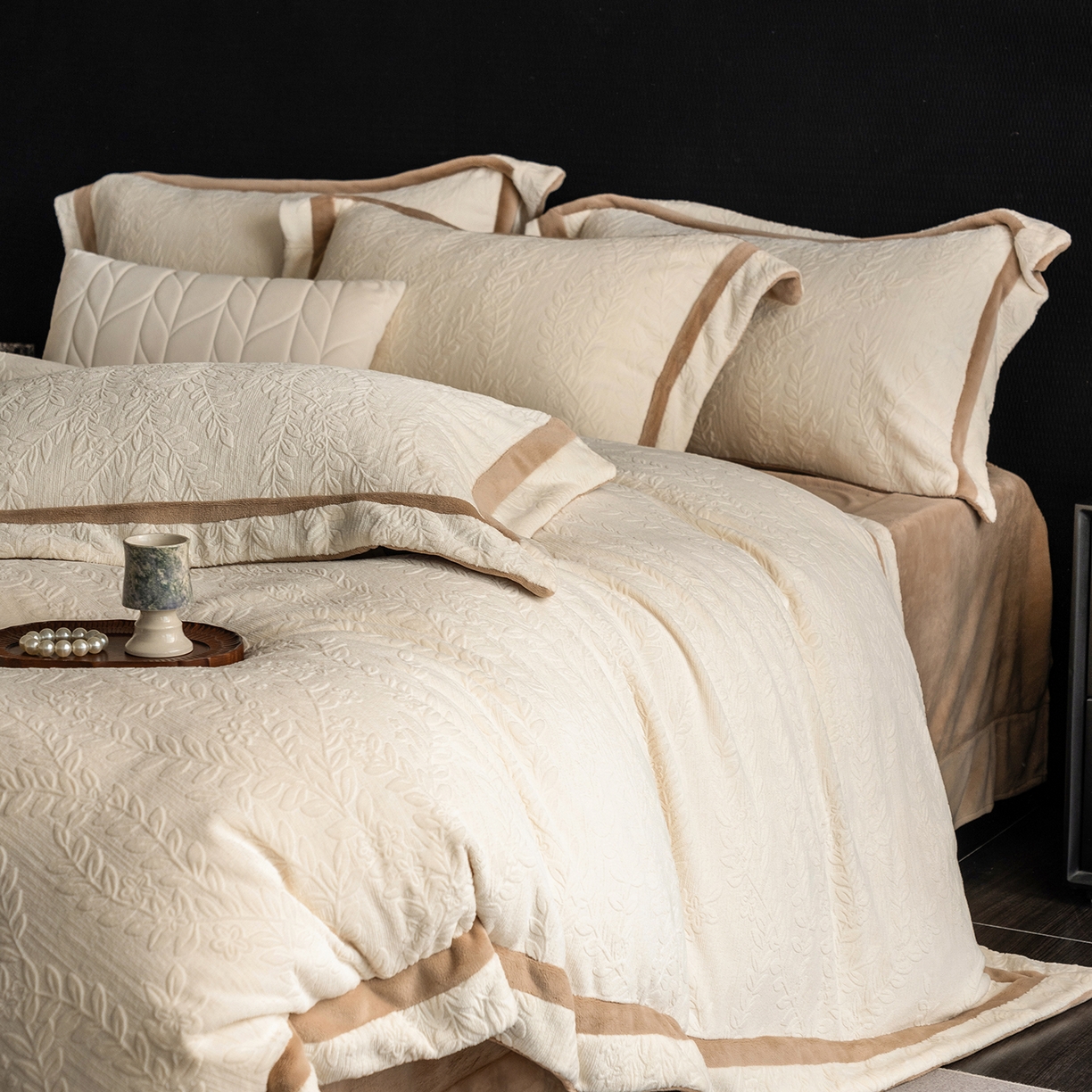 91家纺网 家纺一手货源 找家纺 蓝梦 2025新款全消光雕花牛奶绒系列-唛叶 奶白