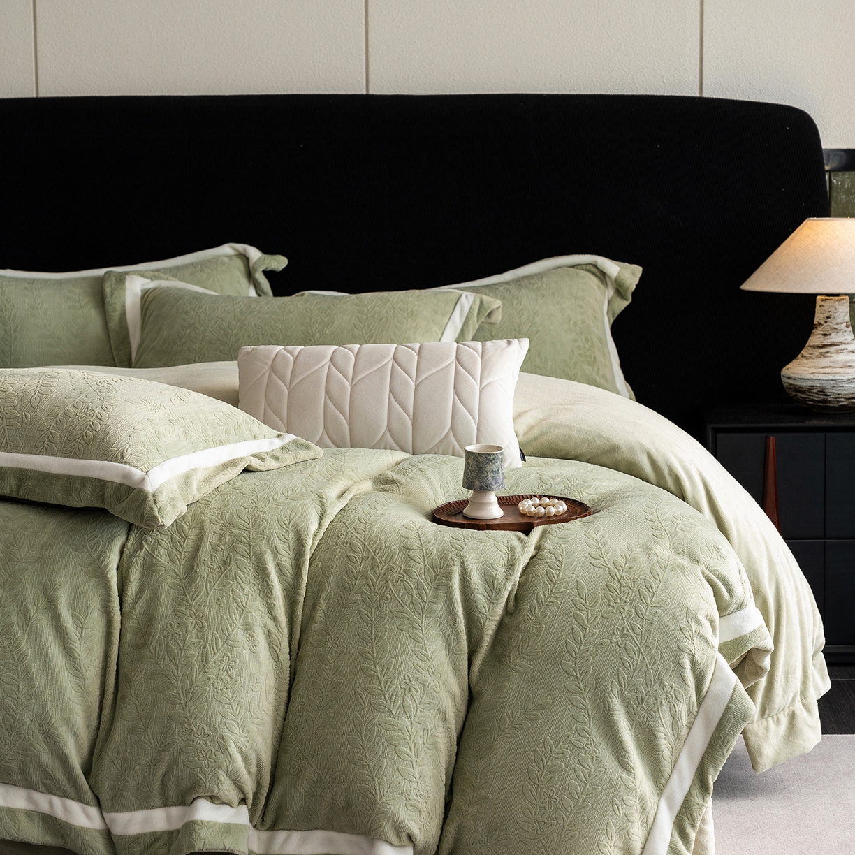 91家纺网 家纺一手货源 找家纺 蓝梦 2025新款全消光雕花牛奶绒系列-唛叶 浅灰绿