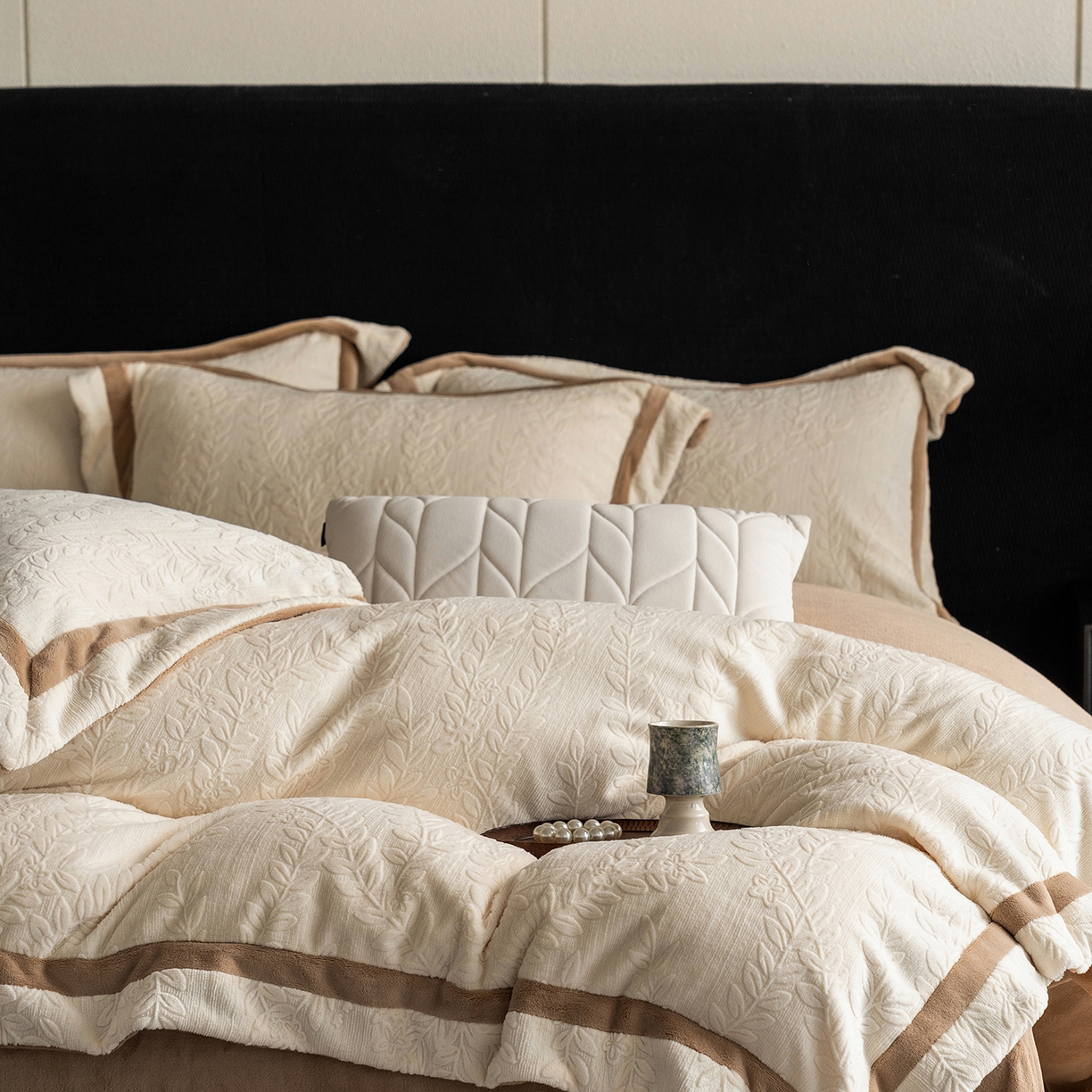 91家纺网 家纺一手货源 找家纺 蓝梦 2025新款全消光雕花牛奶绒系列-唛叶 奶白