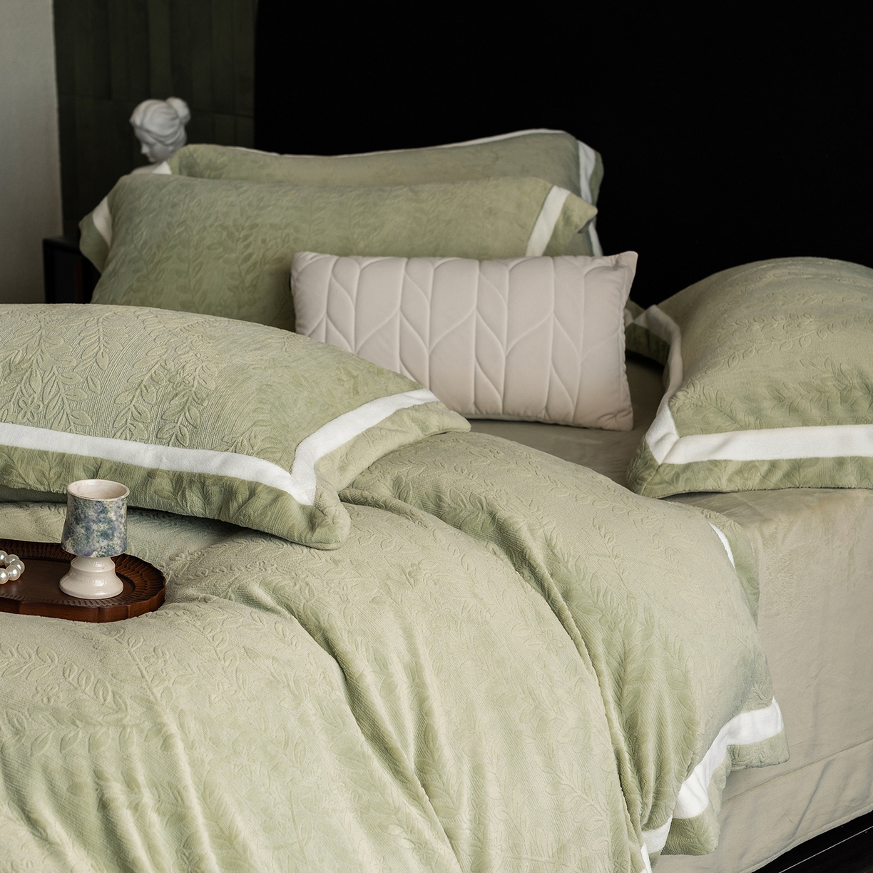 91家纺网 家纺一手货源 找家纺 蓝梦 2025新款全消光雕花牛奶绒系列-唛叶 浅灰绿