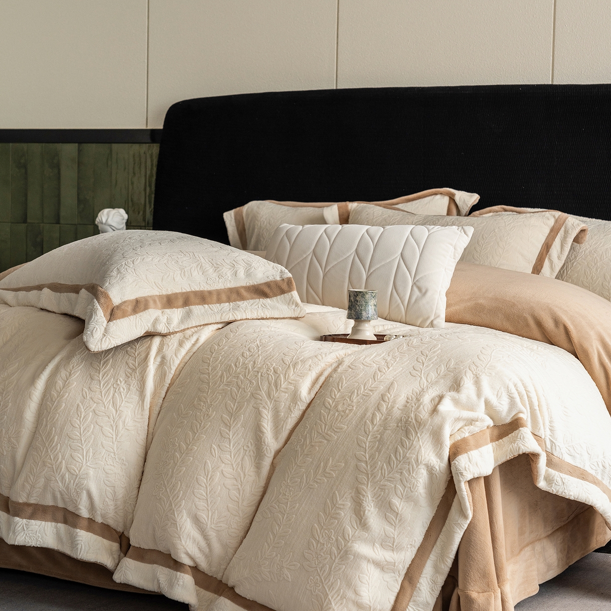 91家纺网 家纺一手货源 找家纺 蓝梦 2025新款全消光雕花牛奶绒系列-唛叶 奶白