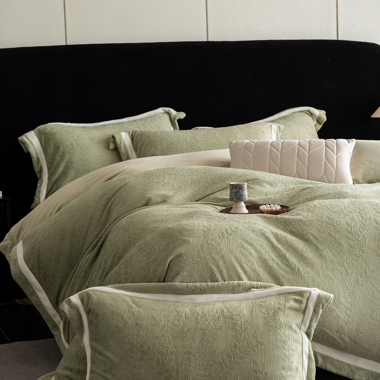 91家纺网 家纺一手货源 找家纺 蓝梦 2025新款全消光雕花牛奶绒系列-唛叶 浅灰绿