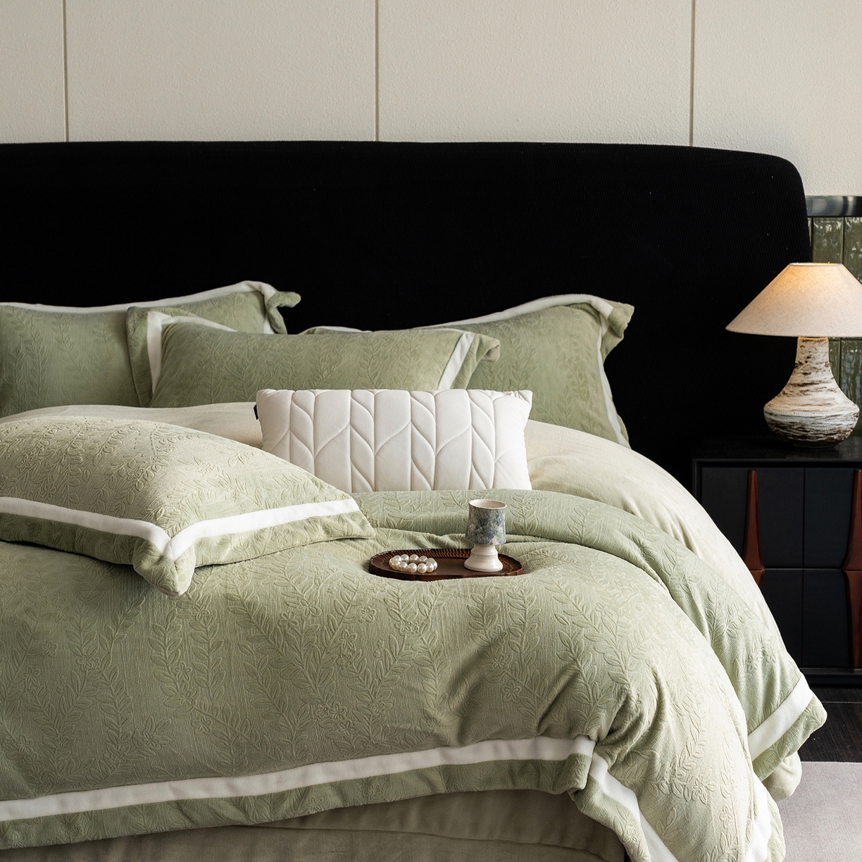 91家纺网 家纺一手货源 找家纺 蓝梦 2025新款全消光雕花牛奶绒系列-唛叶 浅灰绿