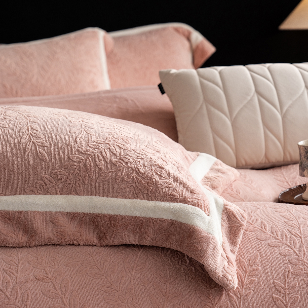 91家纺网 家纺一手货源 找家纺 蓝梦 2025新款全消光雕花牛奶绒系列-唛叶 豆沙粉