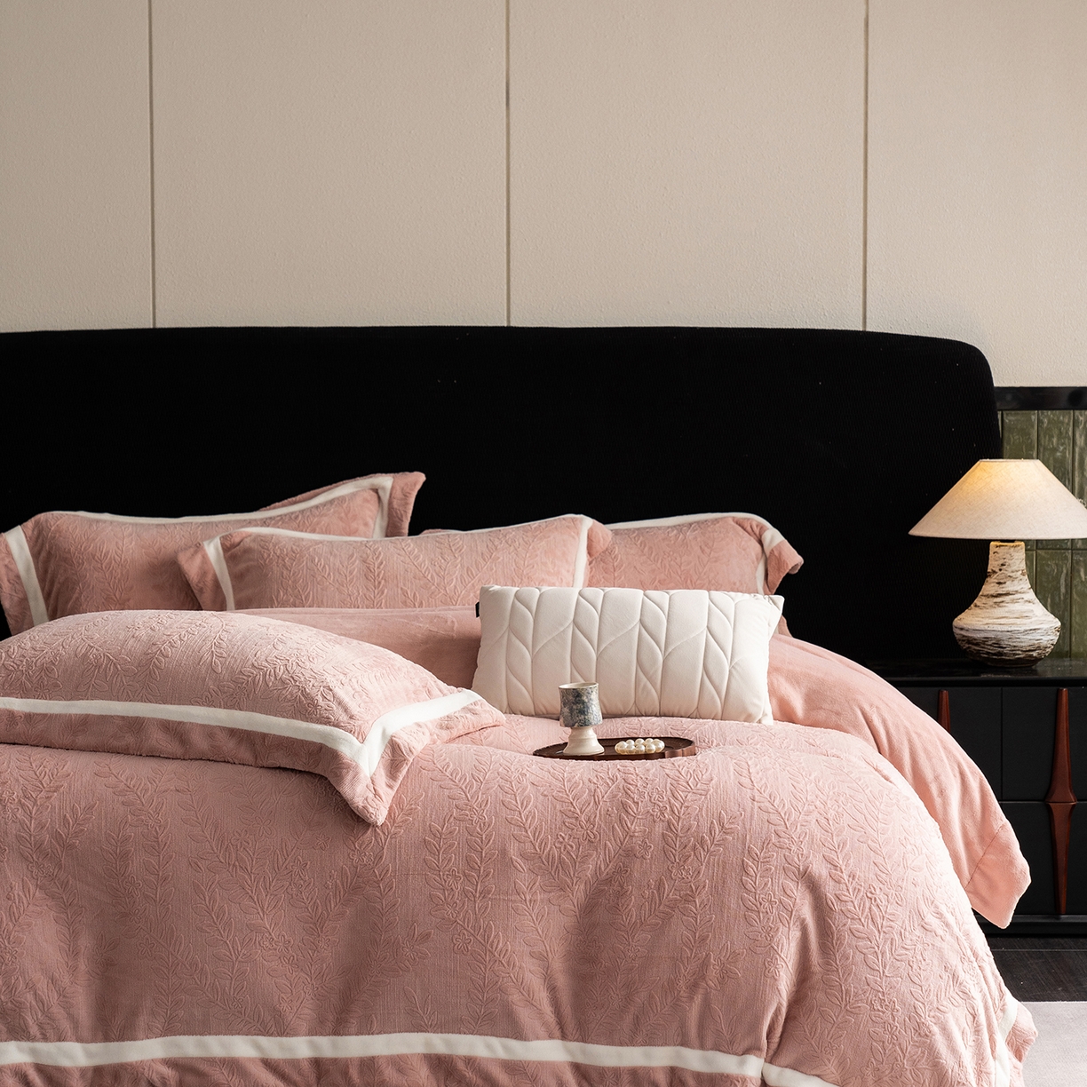 91家纺网 家纺一手货源 找家纺 蓝梦 2025新款全消光雕花牛奶绒系列-唛叶 豆沙粉