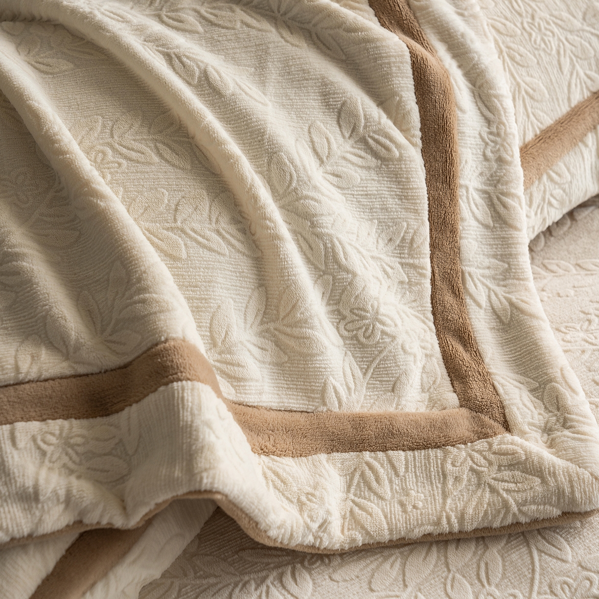 91家纺网 家纺一手货源 找家纺 蓝梦 2025新款全消光雕花牛奶绒系列-唛叶 奶白